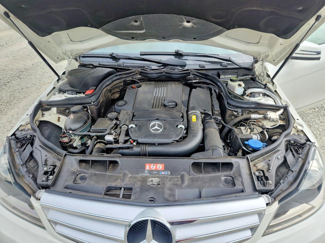 2012 Mercedes-benz C 250 Белый vin: WDDGF4HBXCA630476