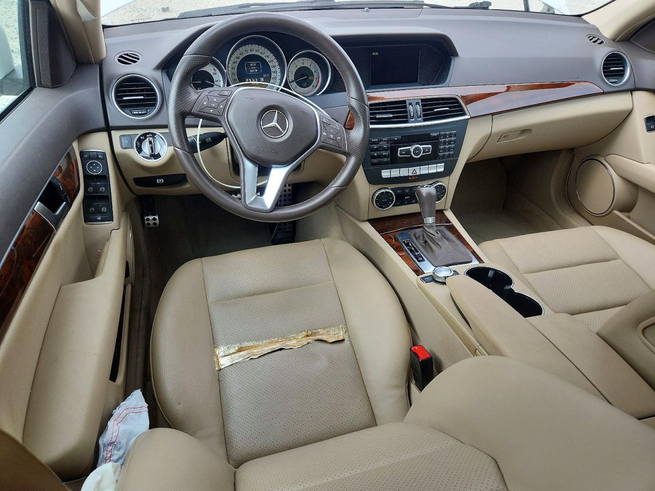 2012 Mercedes-benz C 250 Белый vin: WDDGF4HBXCA630476