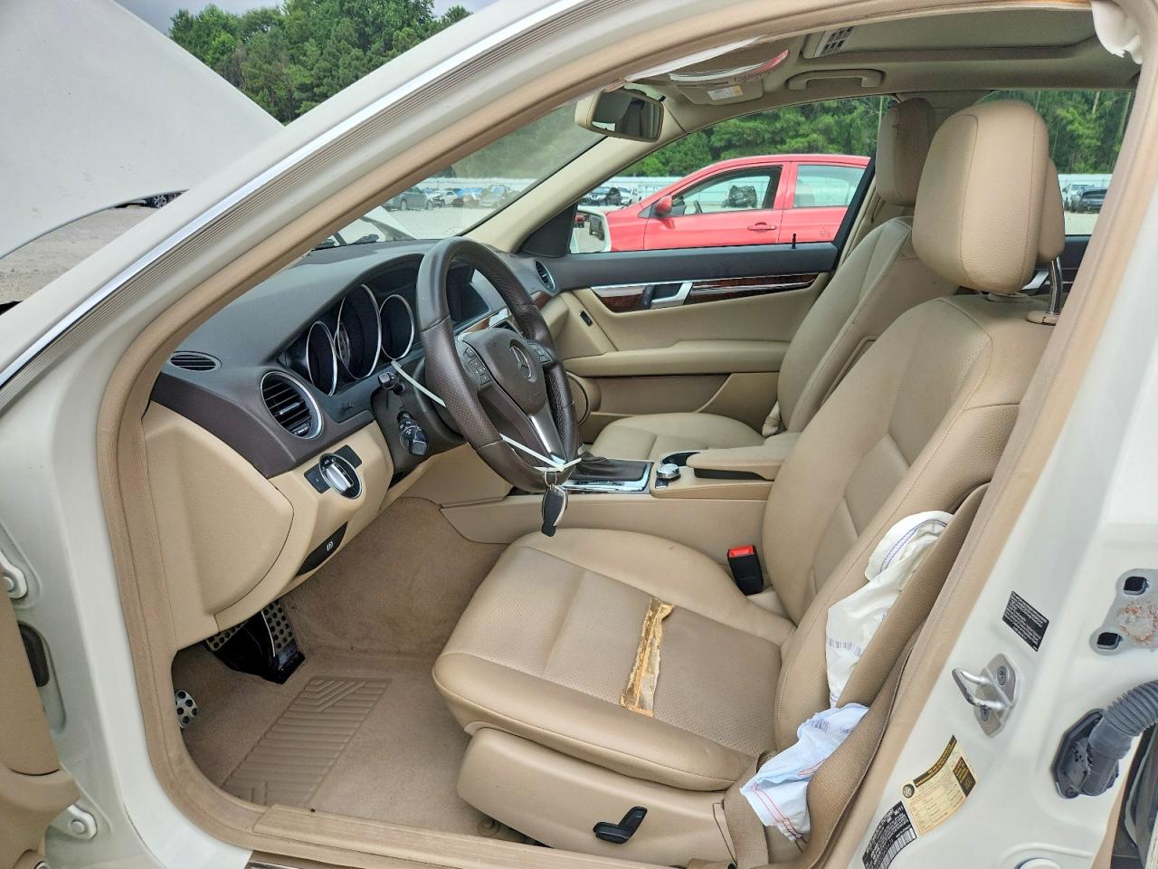 2012 Mercedes-benz C 250 Белый vin: WDDGF4HBXCA630476