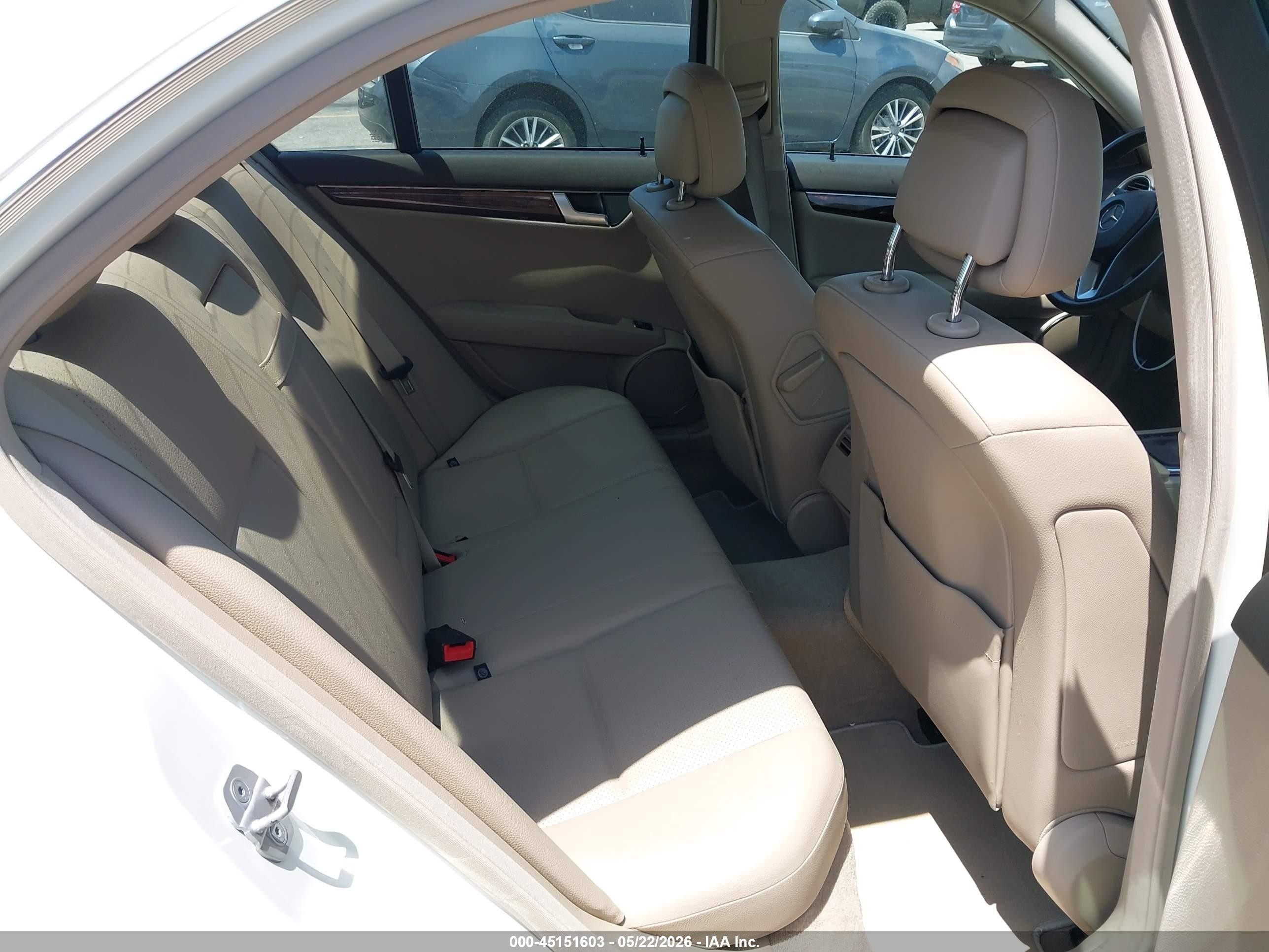 2012 Mercedes-benz C 250 Luxury/sport White vin: WDDGF4HBXCA681962