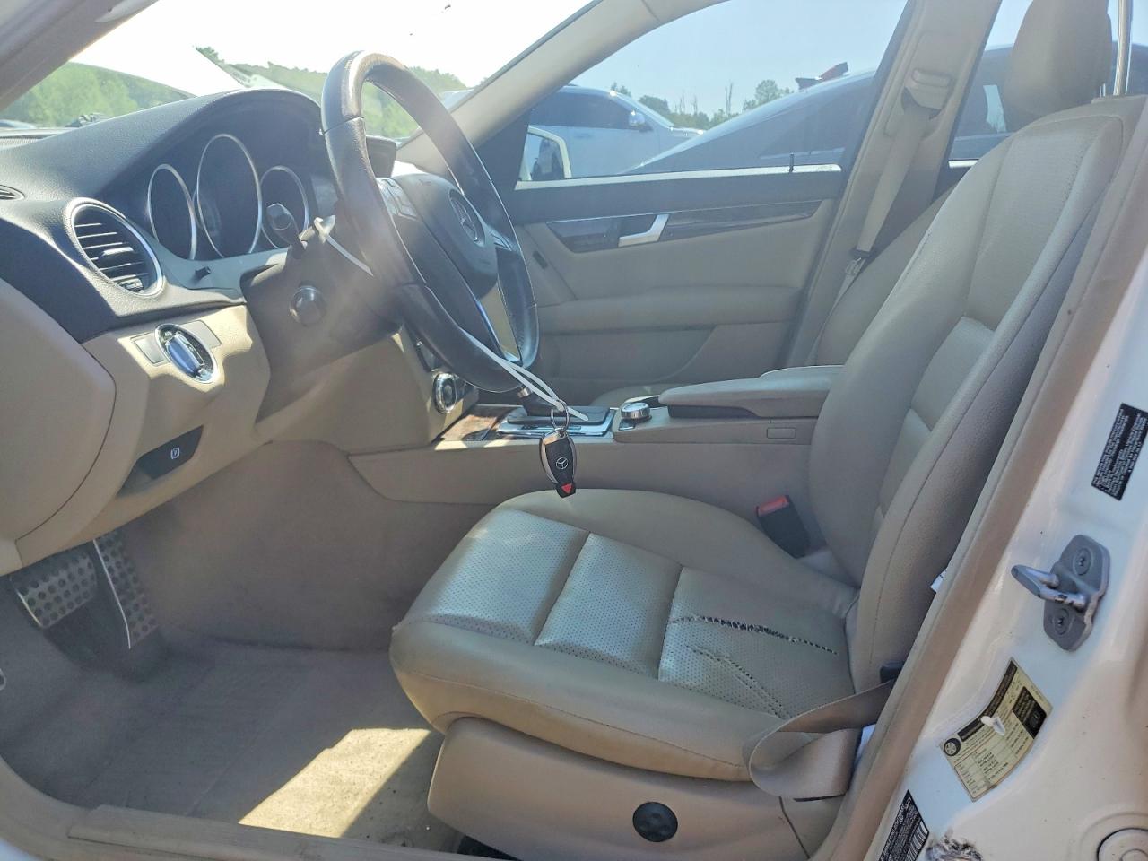 2012 Mercedes-benz C 250 White vin: WDDGF4HBXCR202375