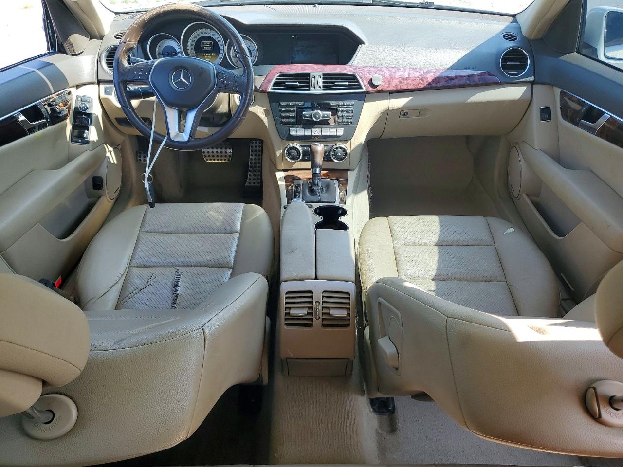 2012 Mercedes-benz C 250 White vin: WDDGF4HBXCR202375