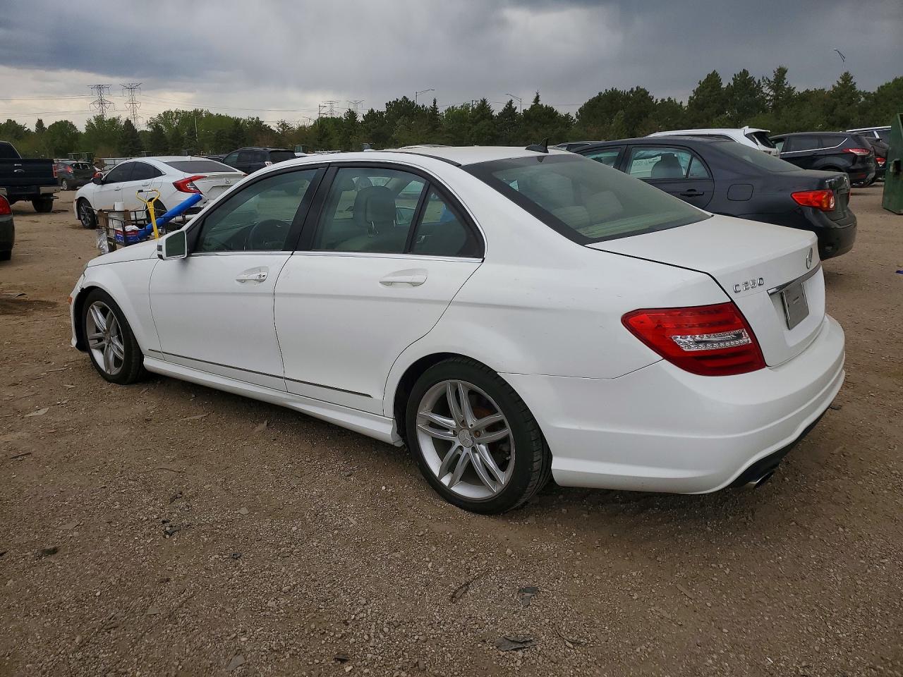 2013 Mercedes-benz C 250 White vin: WDDGF4HBXDA752286