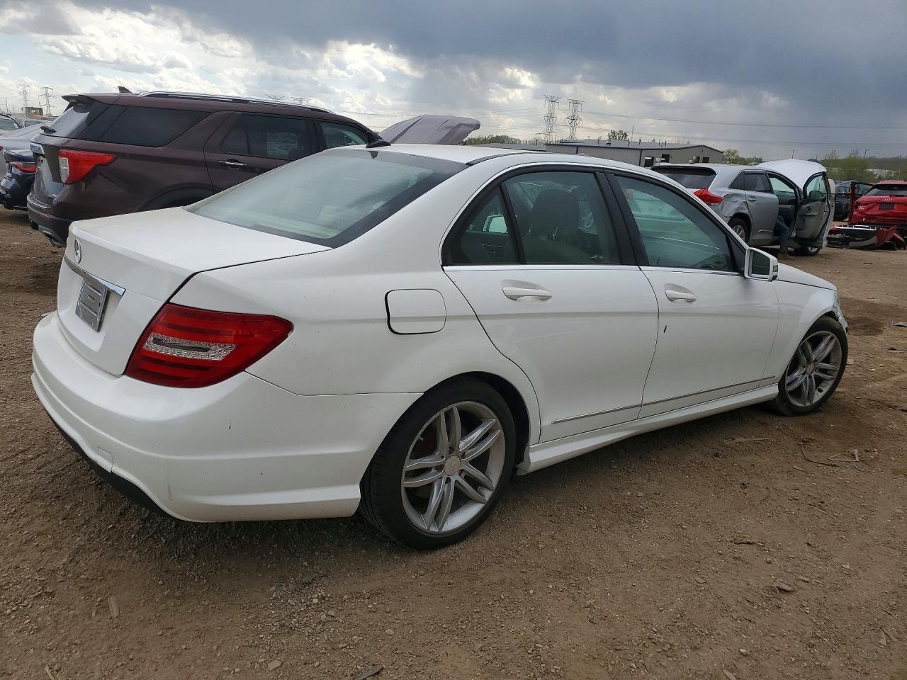 2013 Mercedes-benz C 250 White vin: WDDGF4HBXDA752286