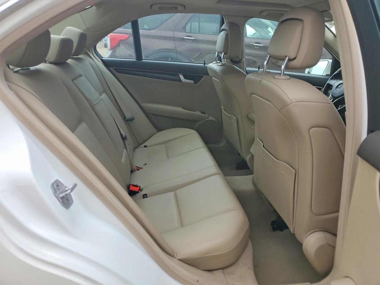 2013 Mercedes-benz C 250 White vin: WDDGF4HBXDA752286