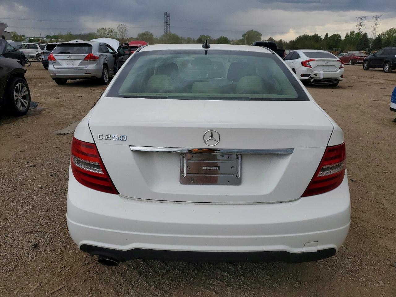 2013 Mercedes-benz C 250 White vin: WDDGF4HBXDA752286