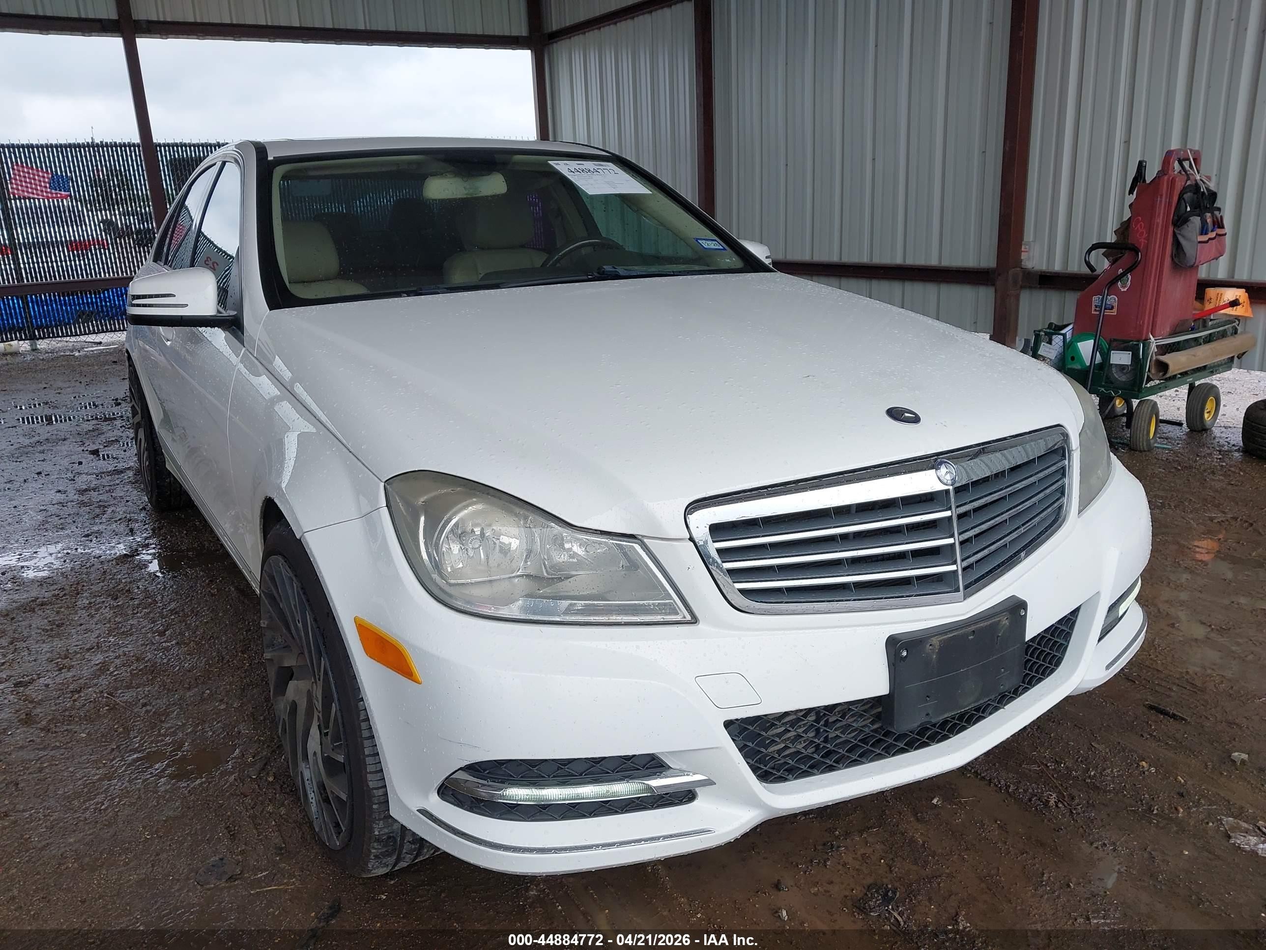 2013 Mercedes-benz C 250 Luxury White vin: WDDGF4HBXDA867681
