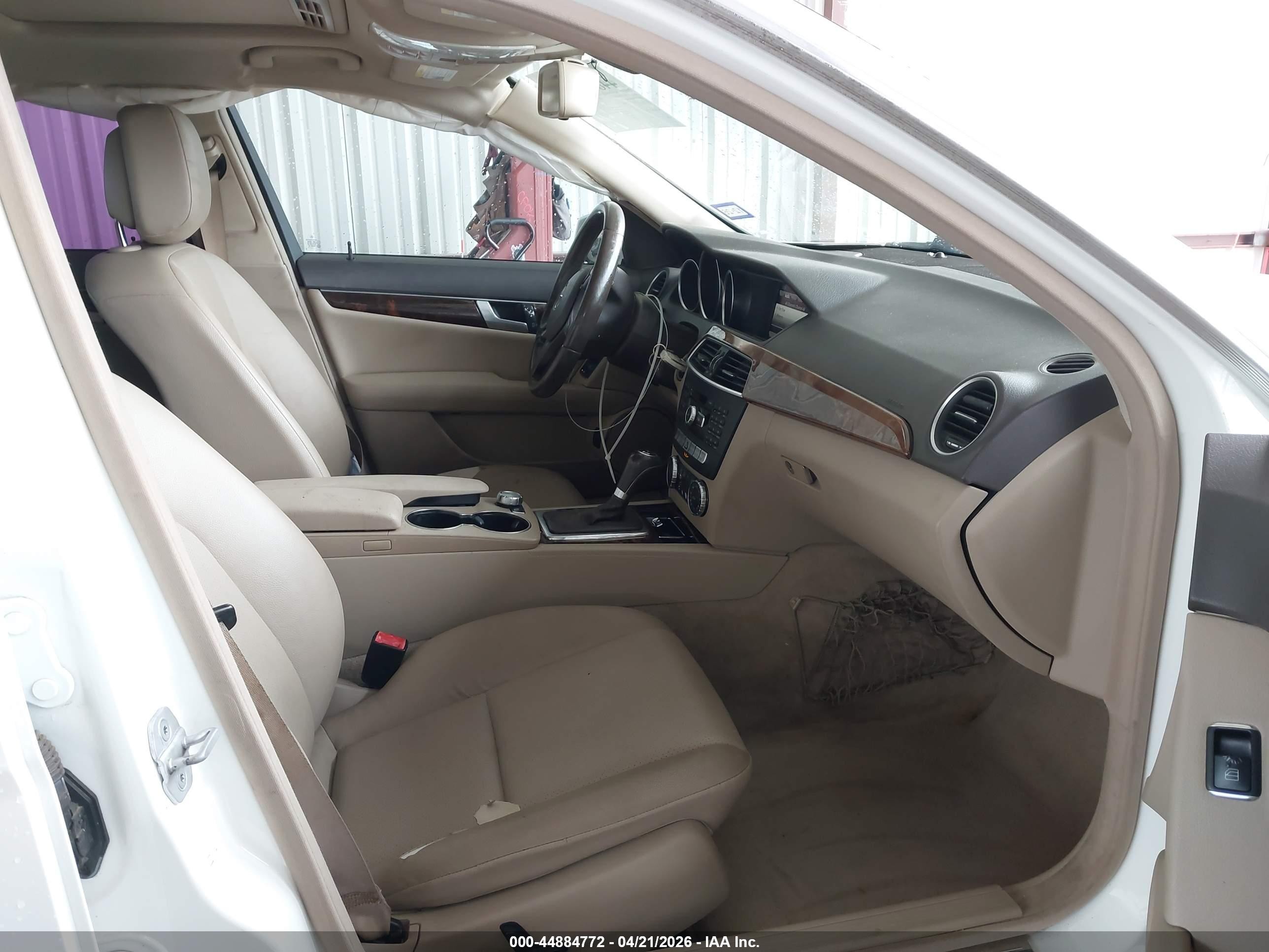2013 Mercedes-benz C 250 Luxury White vin: WDDGF4HBXDA867681