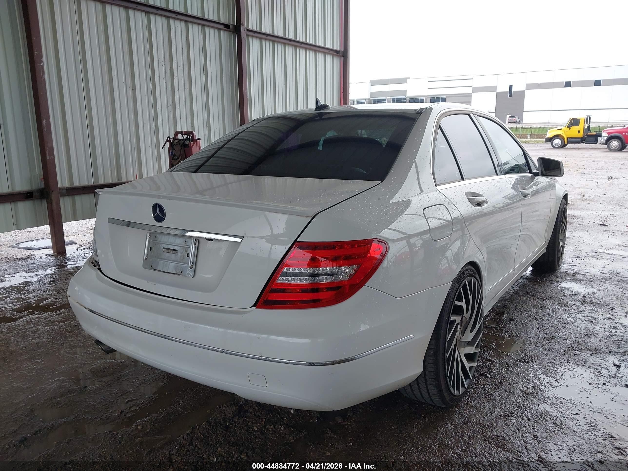 2013 Mercedes-benz C 250 Luxury White vin: WDDGF4HBXDA867681