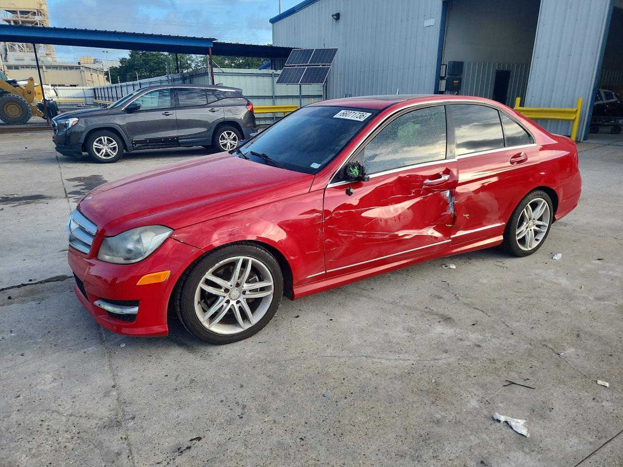 2013 Mercedes-benz C 250 Красный vin: WDDGF4HBXDR252033