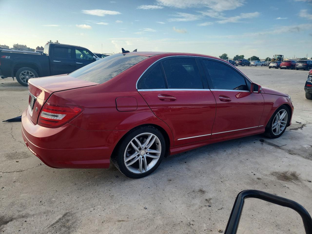 2013 Mercedes-benz C 250 Красный vin: WDDGF4HBXDR252033
