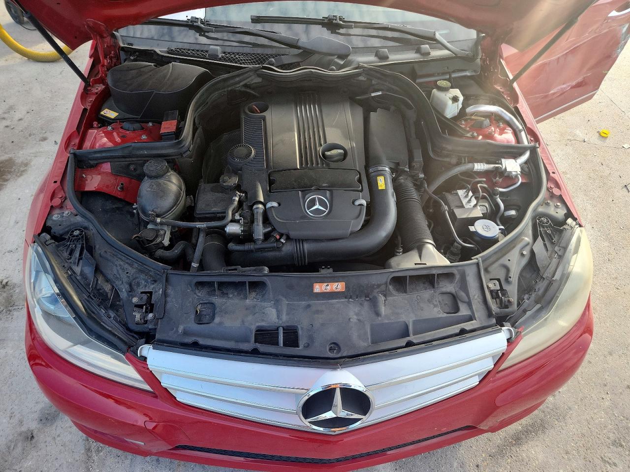 2013 Mercedes-benz C 250 Красный vin: WDDGF4HBXDR252033