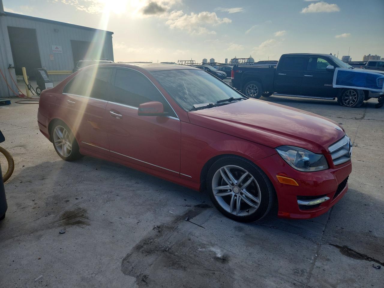 2013 Mercedes-benz C 250 Красный vin: WDDGF4HBXDR252033