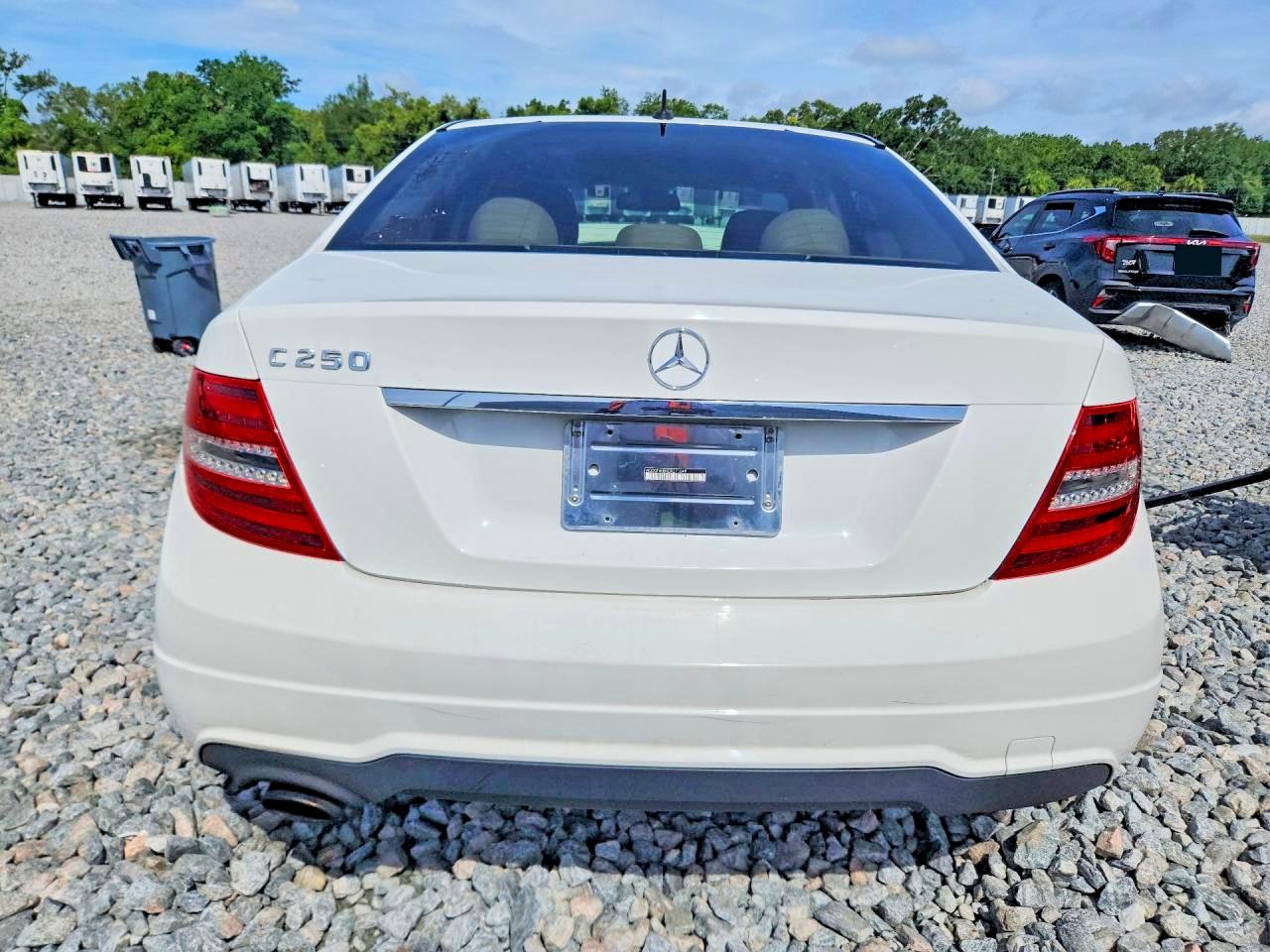 2013 Mercedes-benz C 250 White vin: WDDGF4HBXDR271049