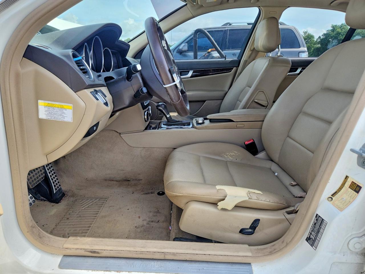2013 Mercedes-benz C 250 White vin: WDDGF4HBXDR271049