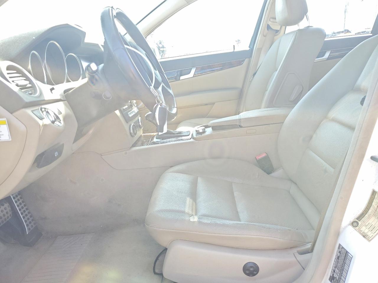2013 Mercedes-benz C 250 White vin: WDDGF4HBXDR276249