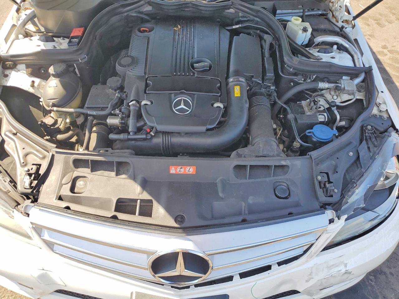 2013 Mercedes-benz C 250 White vin: WDDGF4HBXDR276249