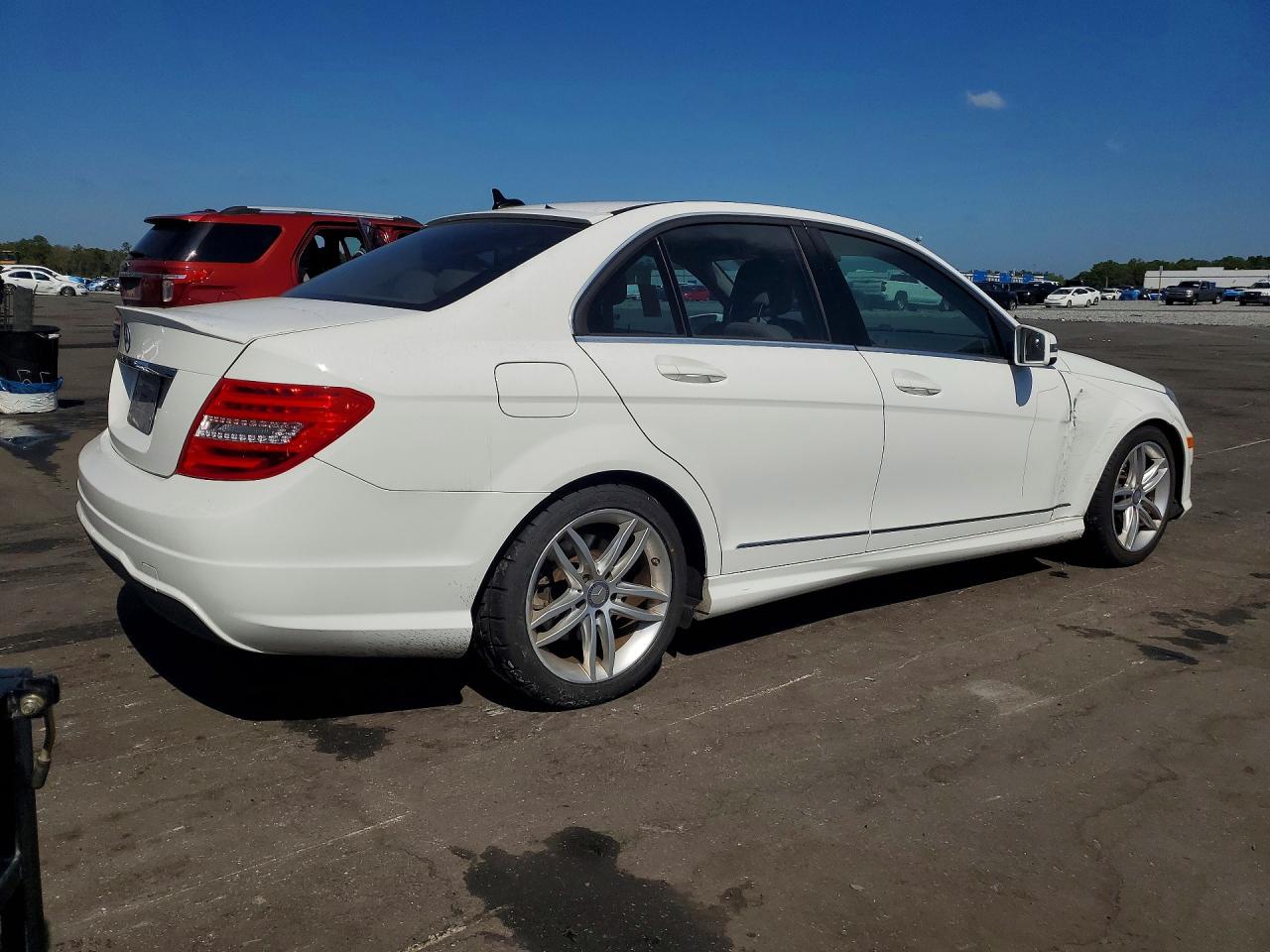 2013 Mercedes-benz C 250 White vin: WDDGF4HBXDR276249