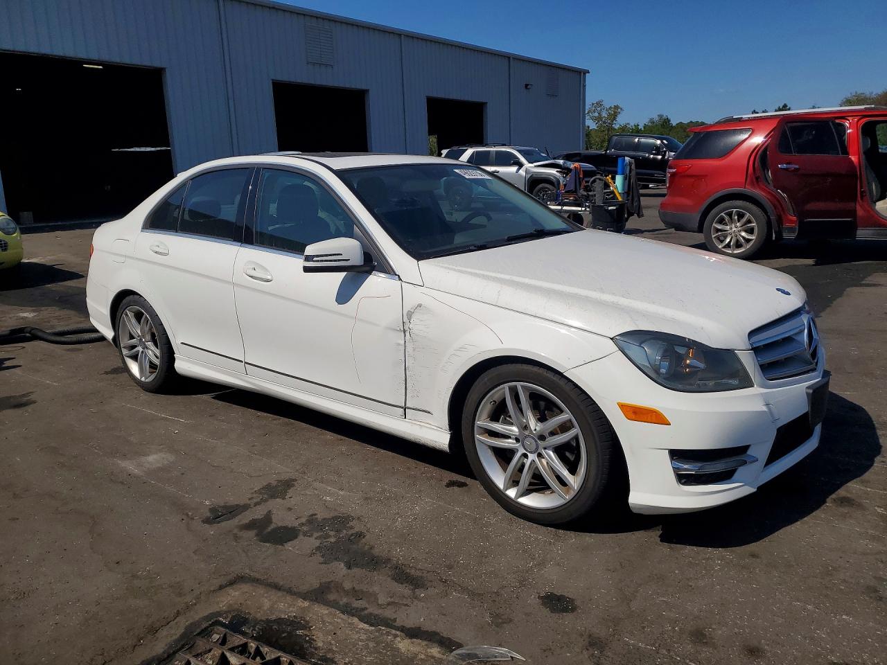 2013 Mercedes-benz C 250 White vin: WDDGF4HBXDR276249