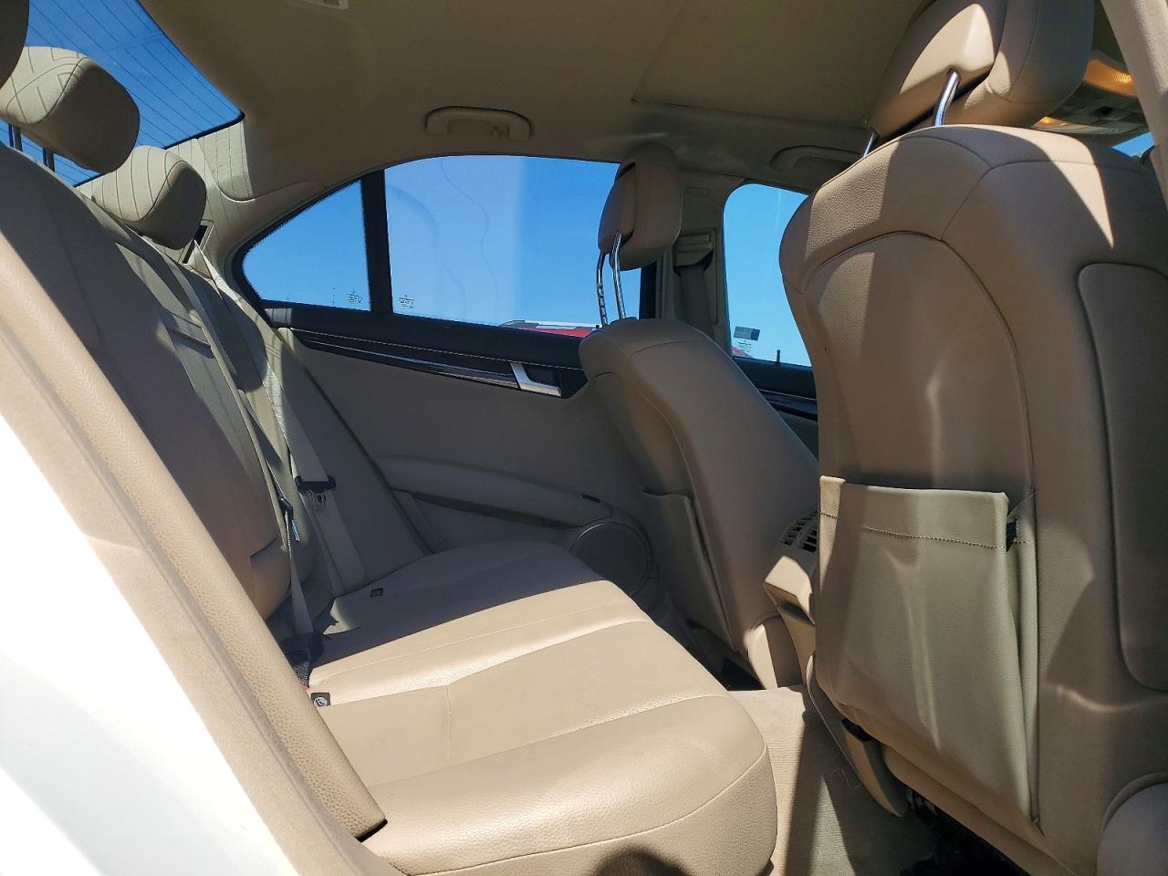 2013 Mercedes-benz C 250 White vin: WDDGF4HBXDR276249