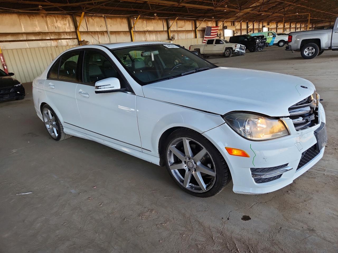 2014 Mercedes-benz C 250 White vin: WDDGF4HBXEA953526