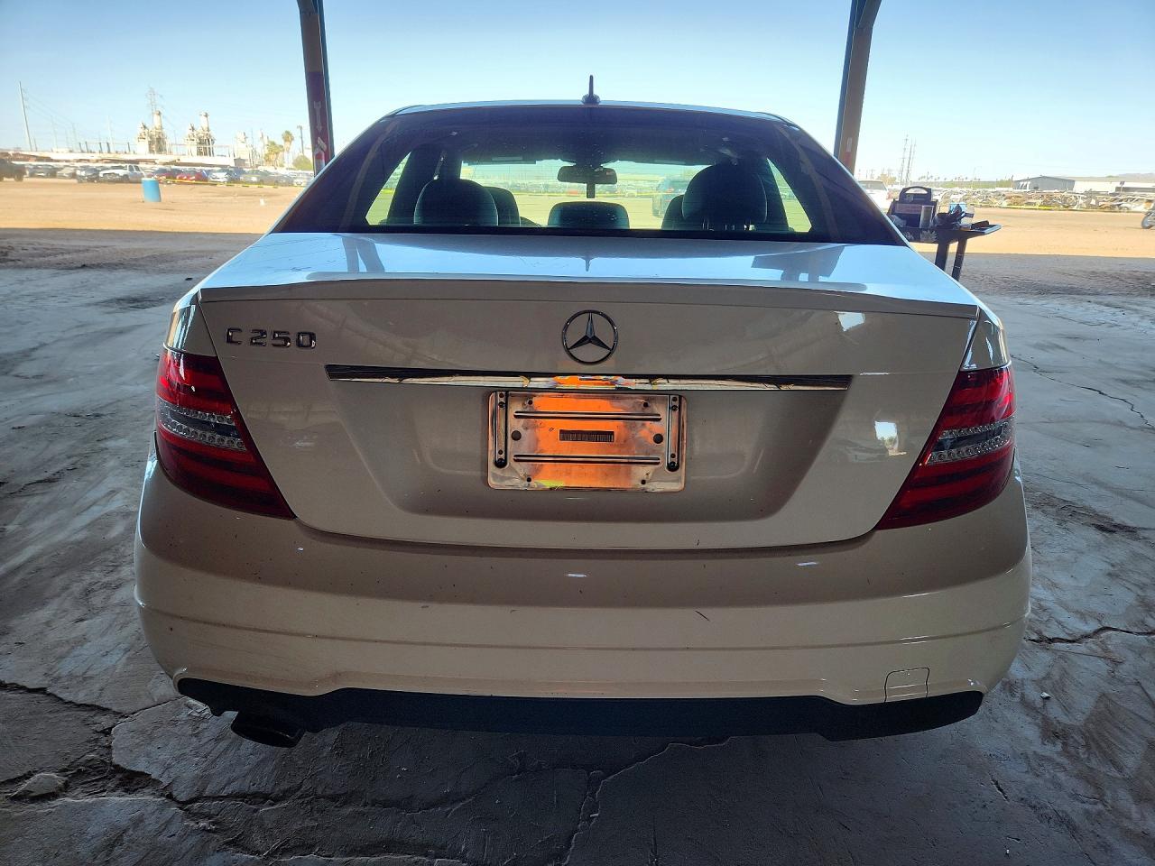 2014 Mercedes-benz C 250 White vin: WDDGF4HBXEA953526