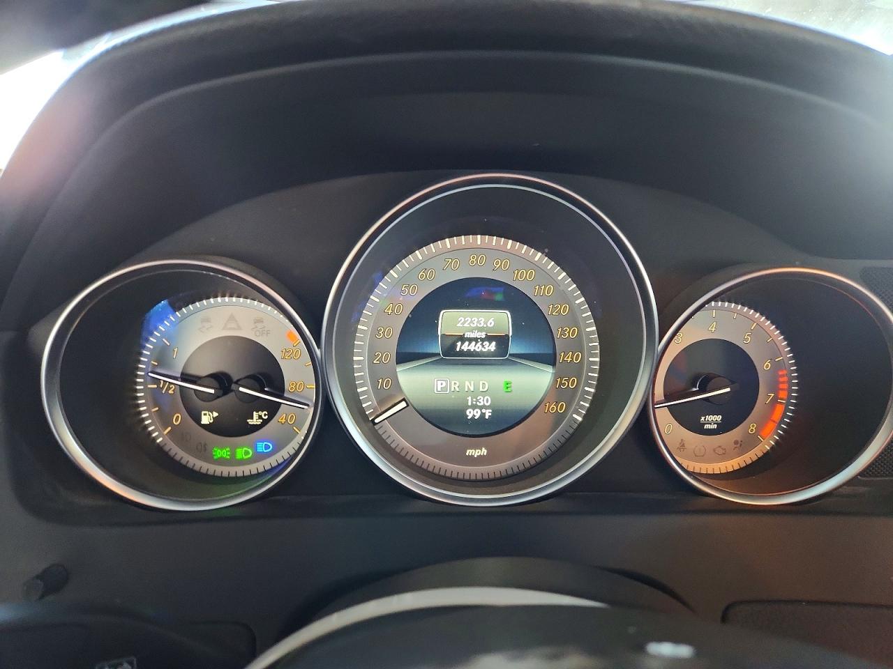 2014 Mercedes-benz C 250 White vin: WDDGF4HBXEA953526