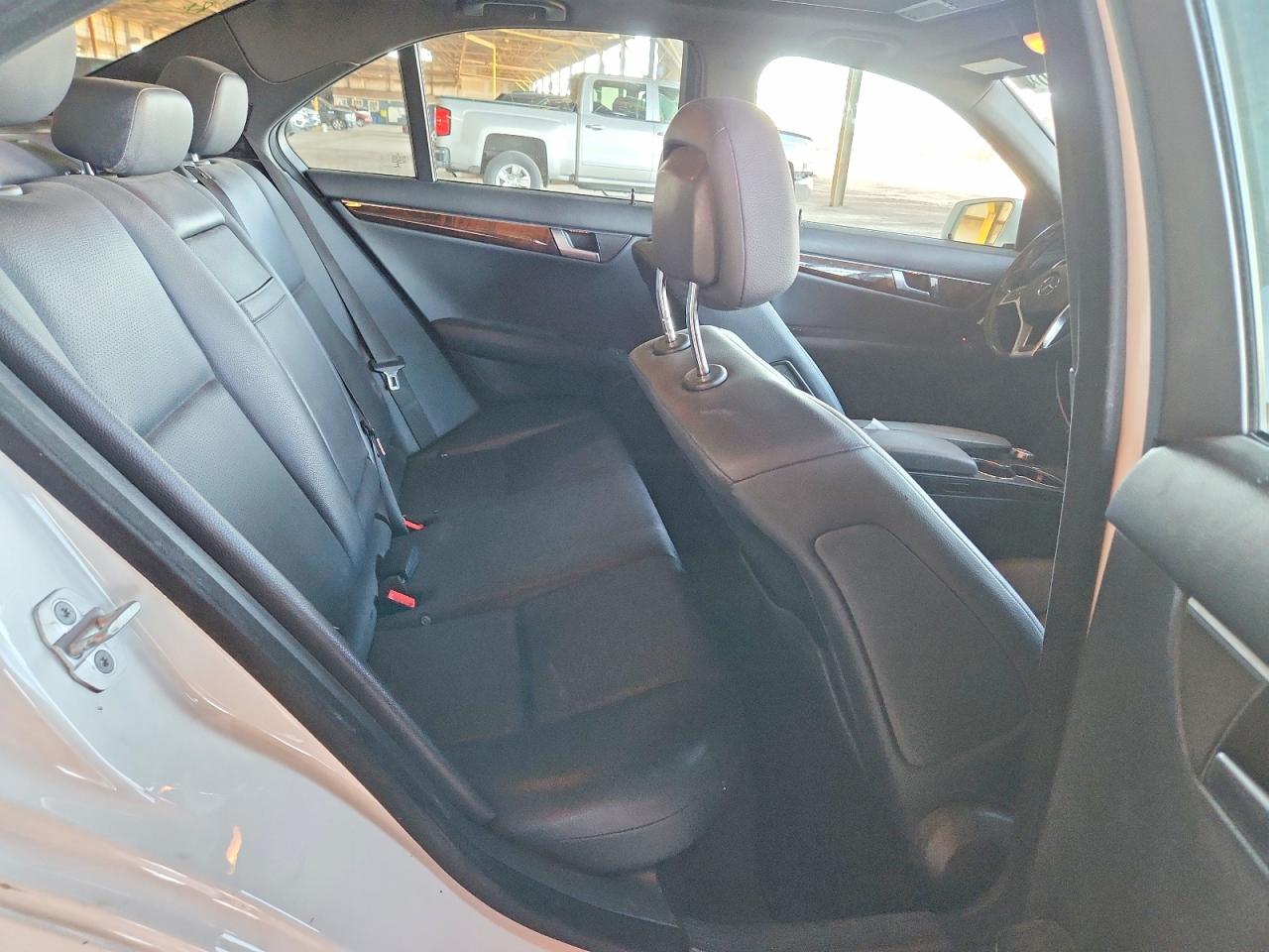 2014 Mercedes-benz C 250 White vin: WDDGF4HBXEA953526