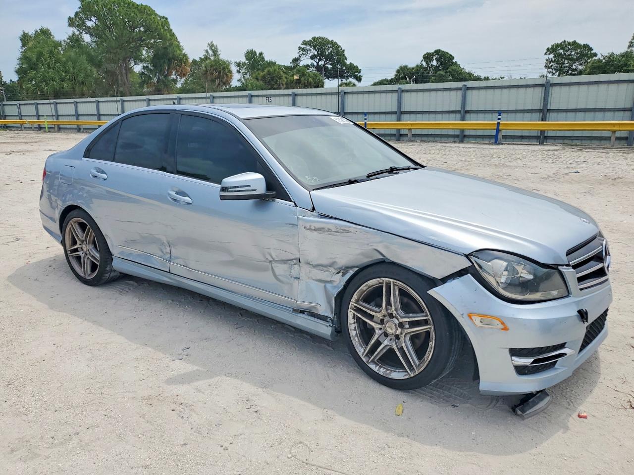 2014 Mercedes-benz C 250 Silver vin: WDDGF4HBXEA957897