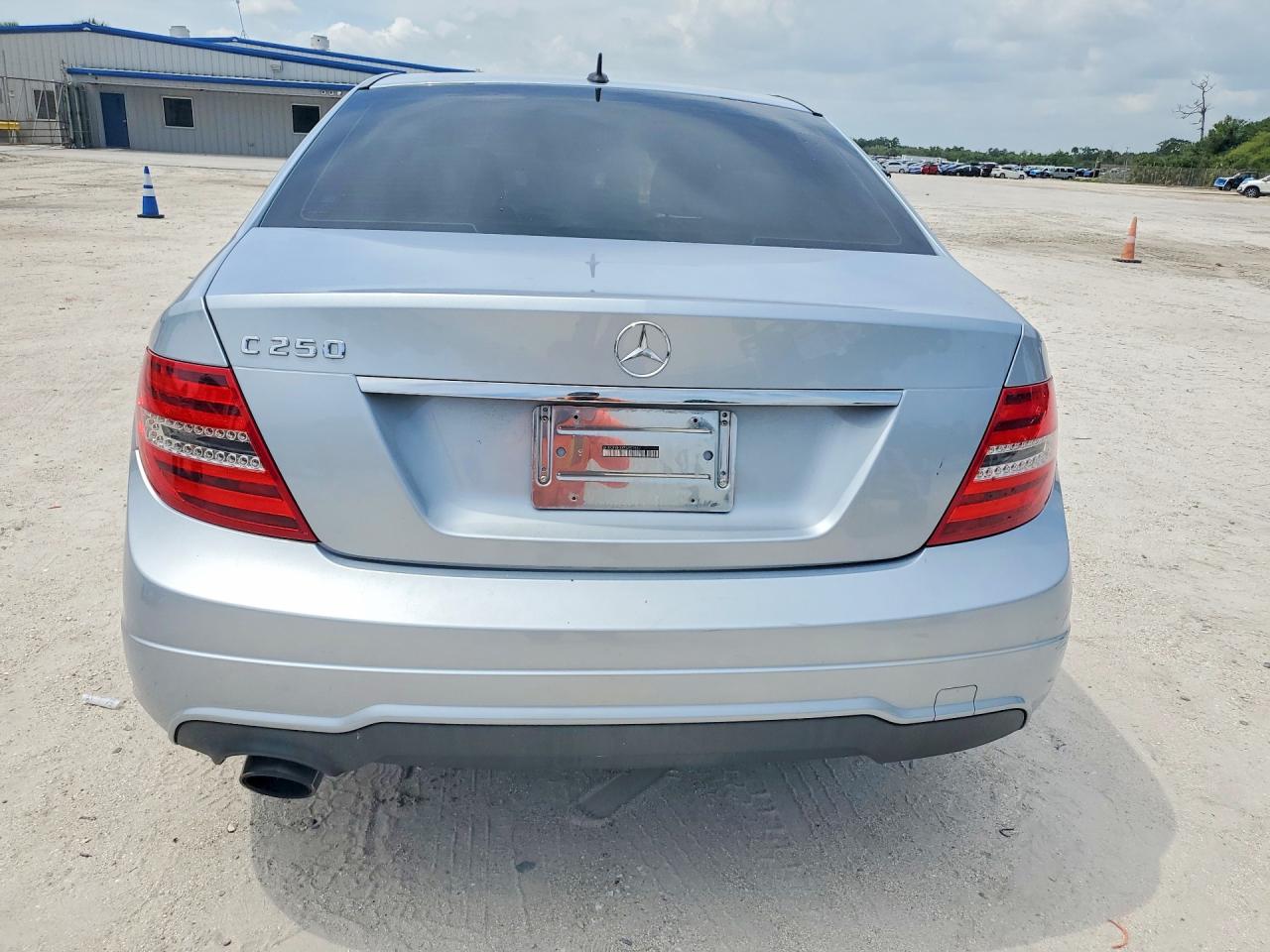 2014 Mercedes-benz C 250 Silver vin: WDDGF4HBXEA957897