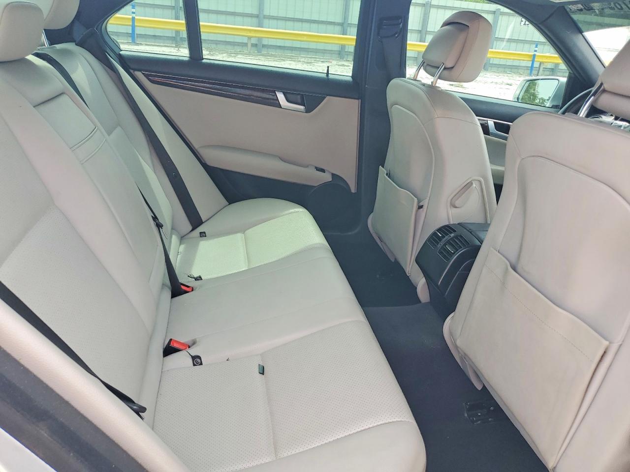 2014 Mercedes-benz C 250 Silver vin: WDDGF4HBXEA957897