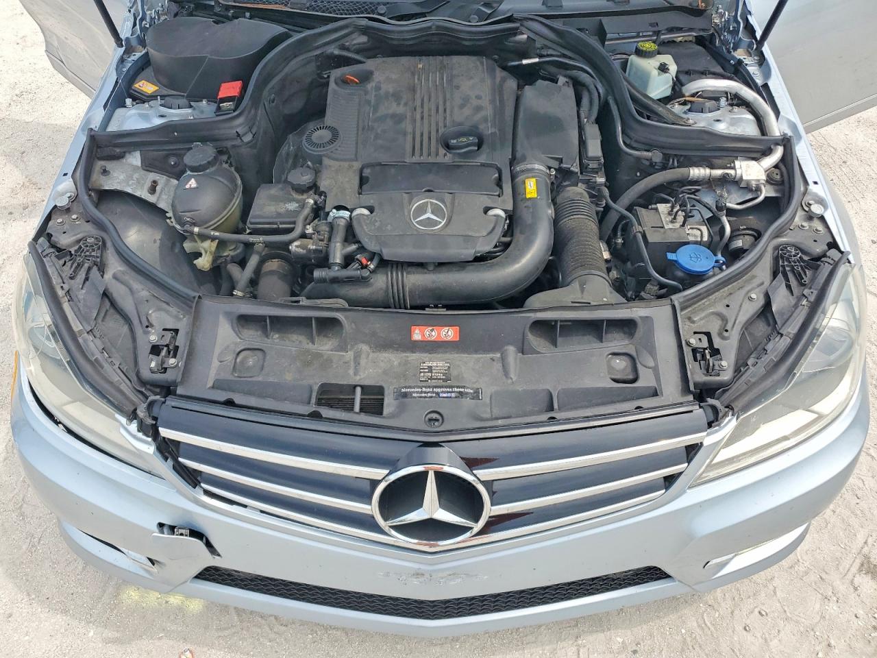 2014 Mercedes-benz C 250 Silver vin: WDDGF4HBXEA957897