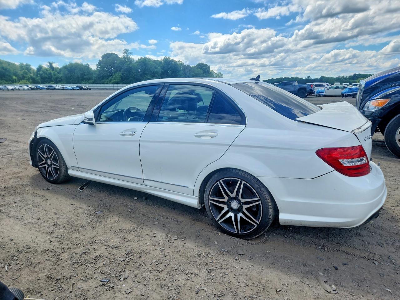 2014 Mercedes-benz C 250 White vin: WDDGF4HBXEA960816
