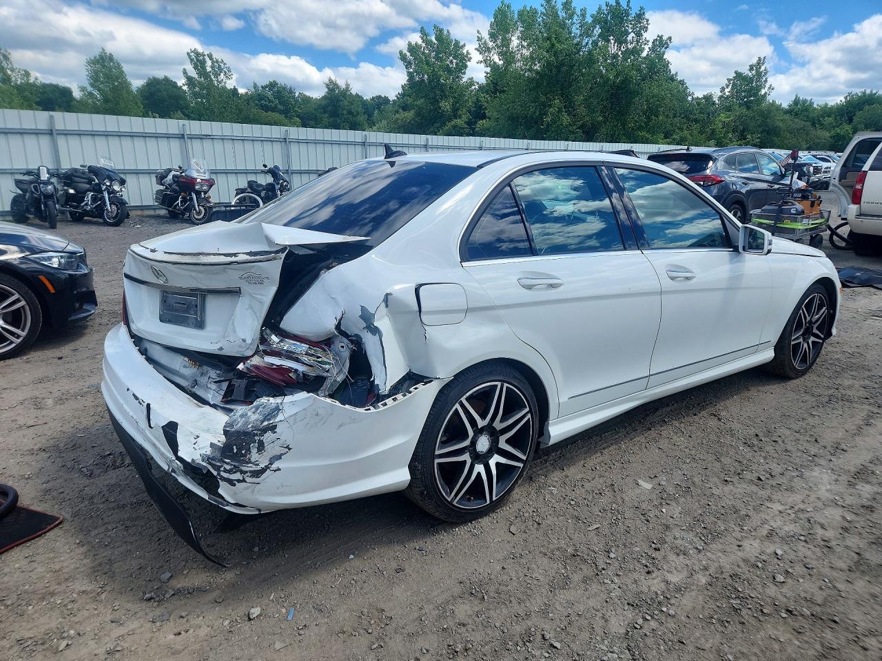 2014 Mercedes-benz C 250 White vin: WDDGF4HBXEA960816