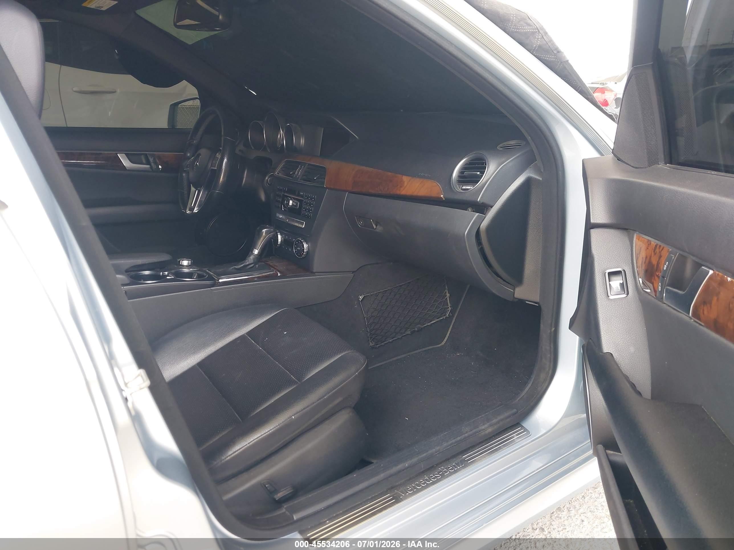 2014 Mercedes-benz C 250 Sport Серебряный vin: WDDGF4HBXEA963473
