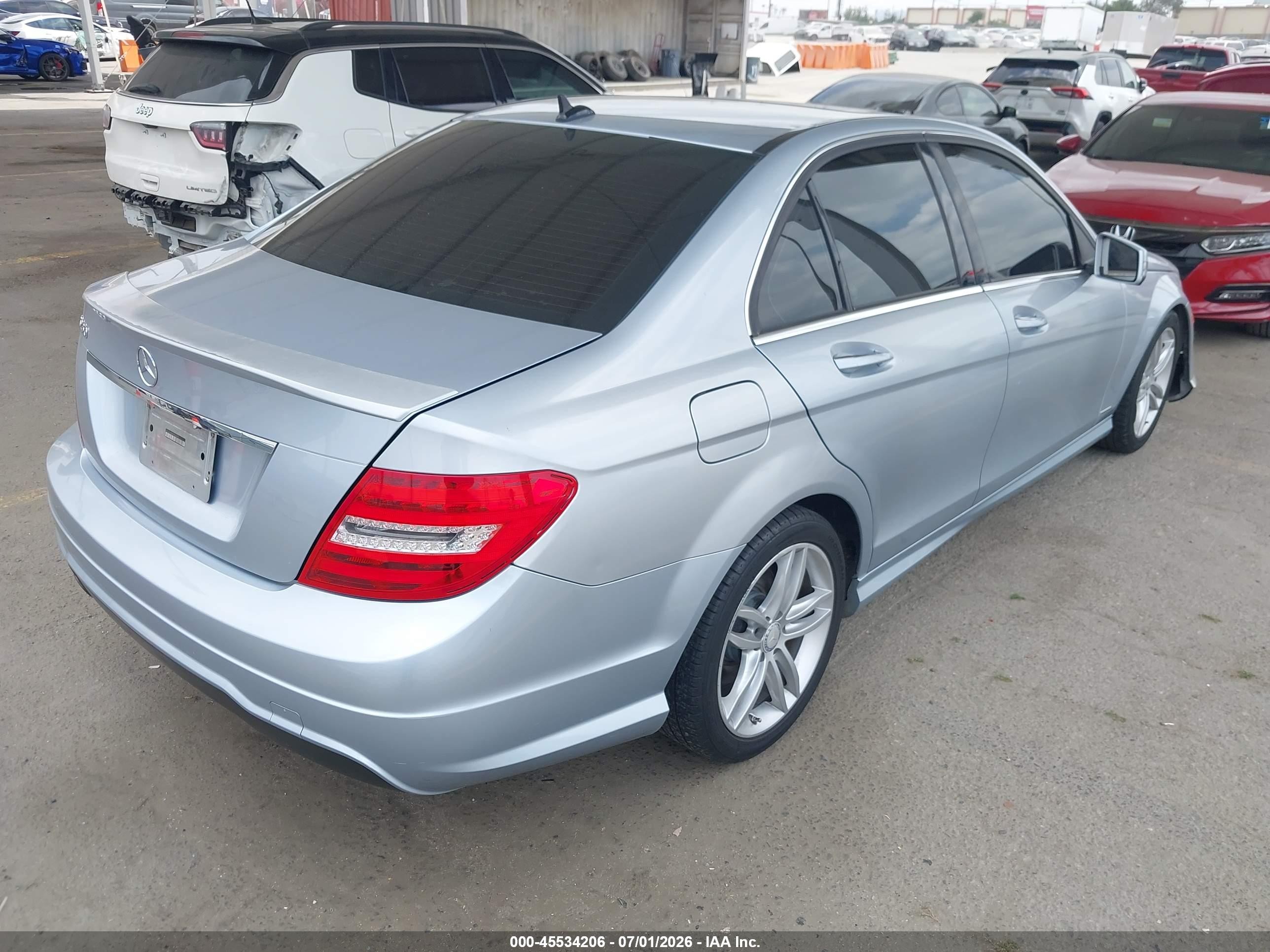 2014 Mercedes-benz C 250 Sport Серебряный vin: WDDGF4HBXEA963473