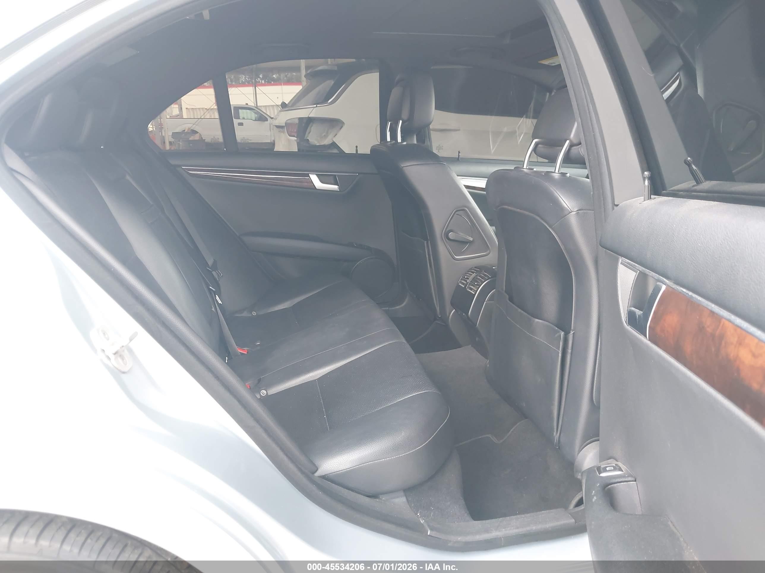 2014 Mercedes-benz C 250 Sport Серебряный vin: WDDGF4HBXEA963473