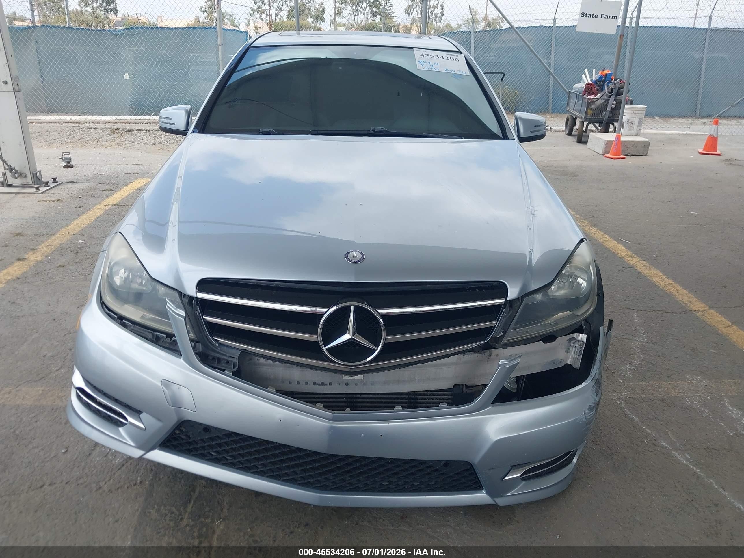 2014 Mercedes-benz C 250 Sport Серебряный vin: WDDGF4HBXEA963473