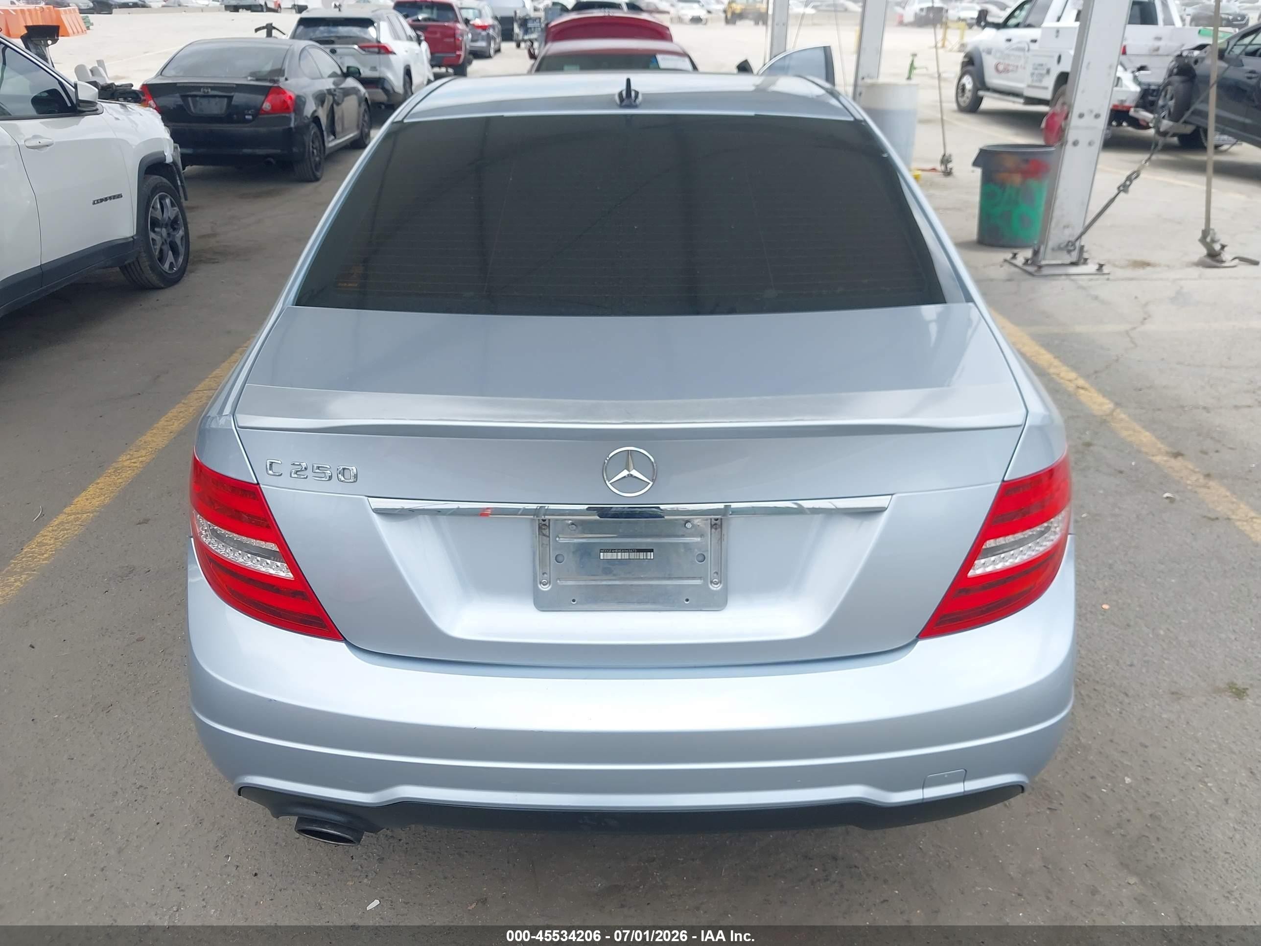 2014 Mercedes-benz C 250 Sport Серебряный vin: WDDGF4HBXEA963473
