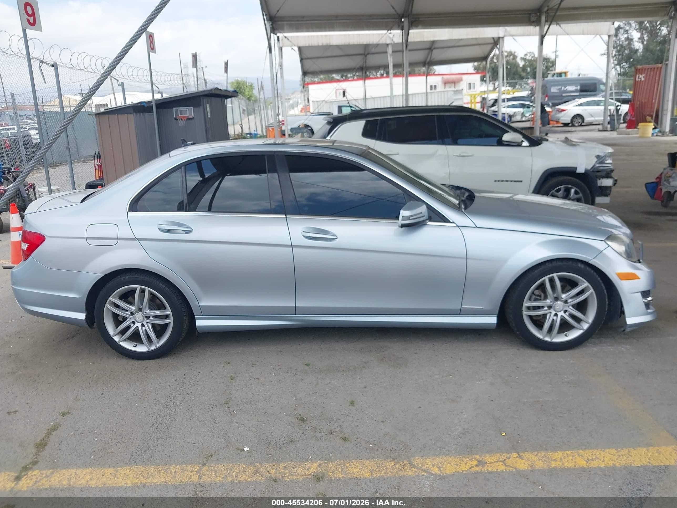 2014 Mercedes-benz C 250 Sport Серебряный vin: WDDGF4HBXEA963473