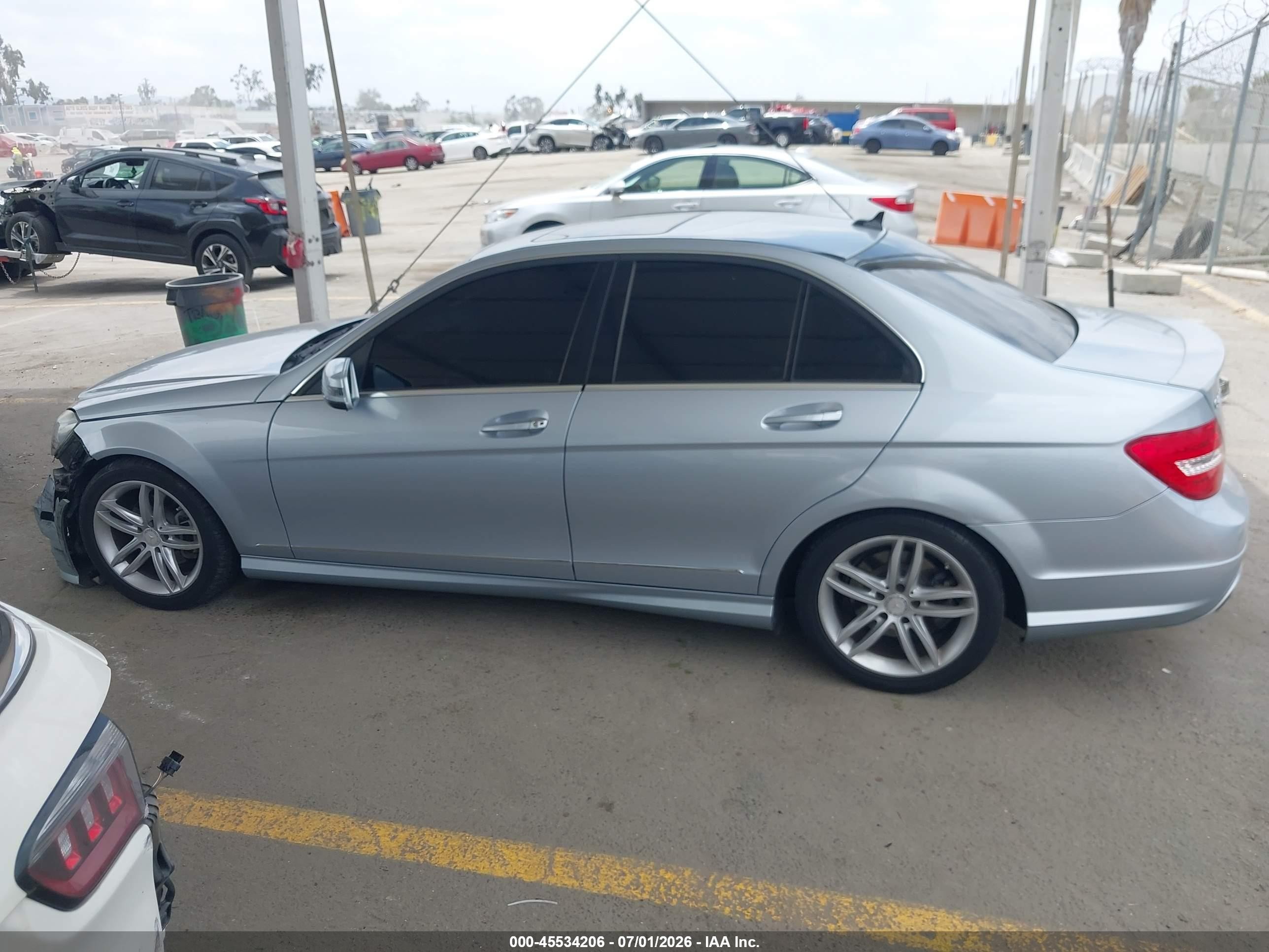 2014 Mercedes-benz C 250 Sport Серебряный vin: WDDGF4HBXEA963473