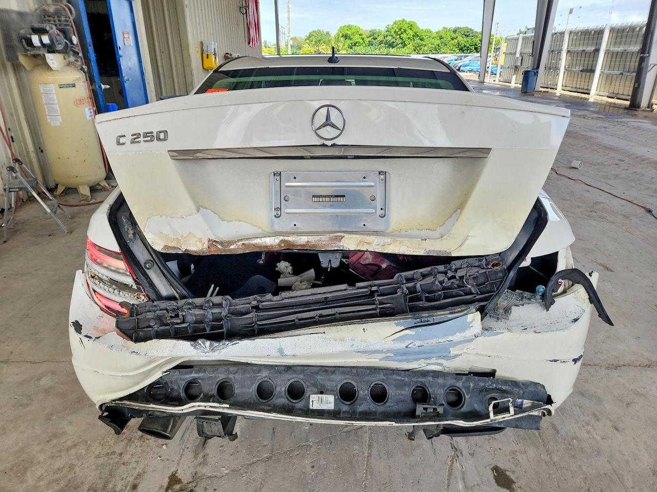 2014 Mercedes-benz C 250 White vin: WDDGF4HBXEA964249