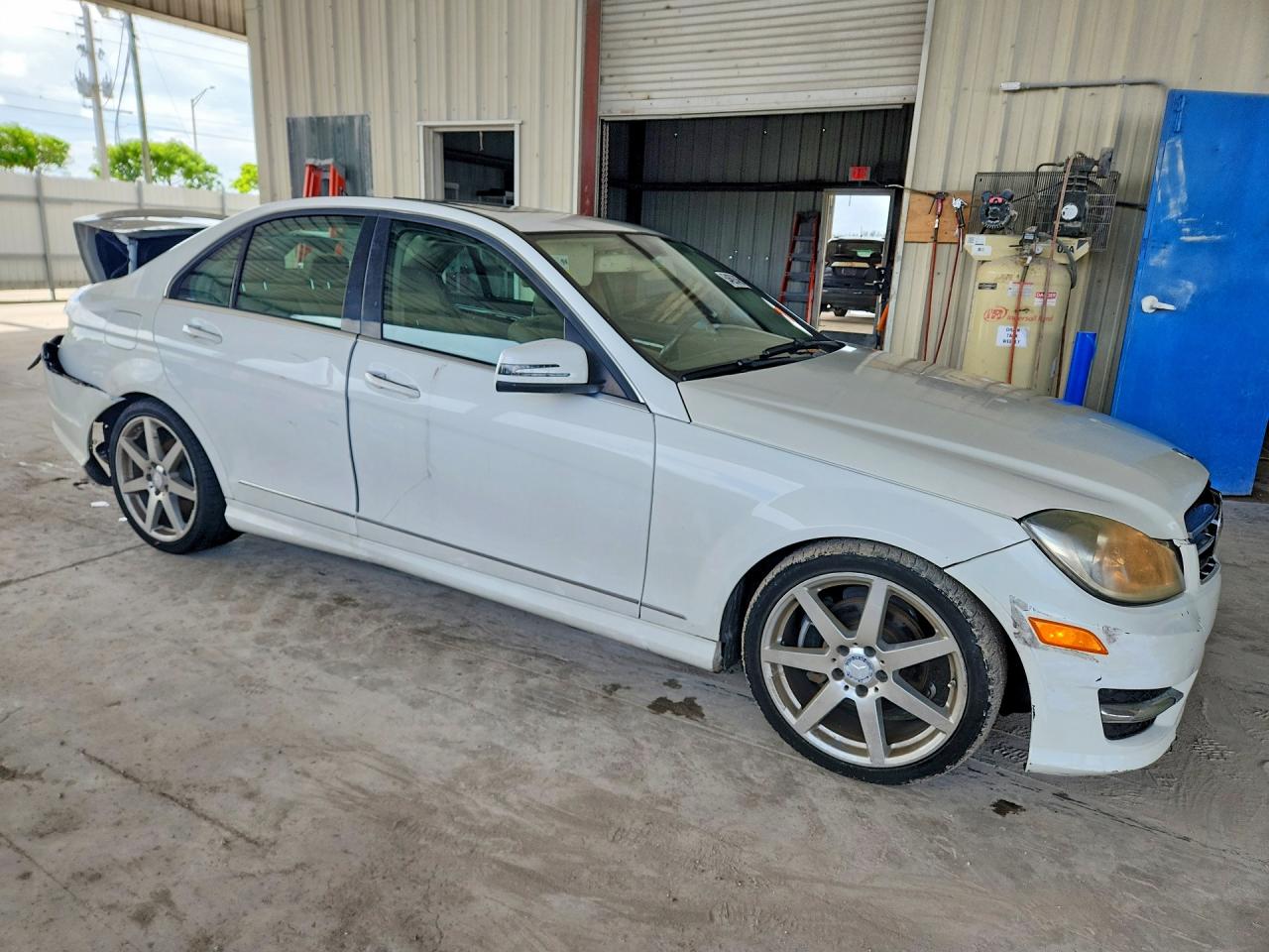 2014 Mercedes-benz C 250 White vin: WDDGF4HBXEA964249