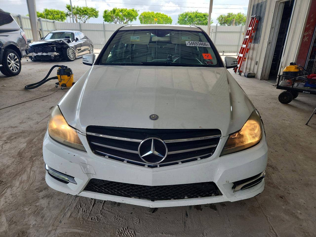 2014 Mercedes-benz C 250 White vin: WDDGF4HBXEA964249