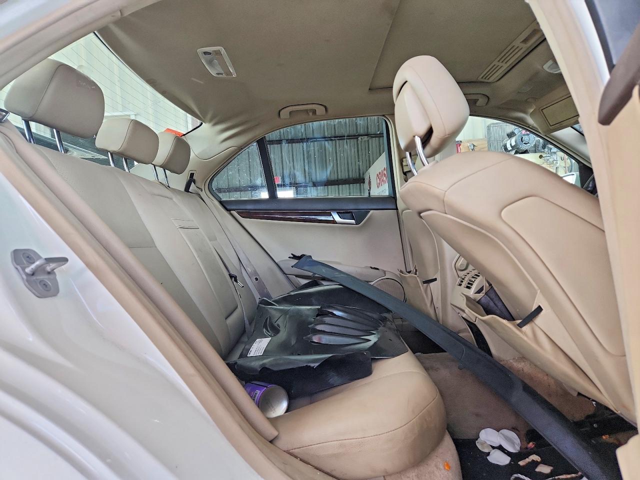 2014 Mercedes-benz C 250 White vin: WDDGF4HBXEA964249