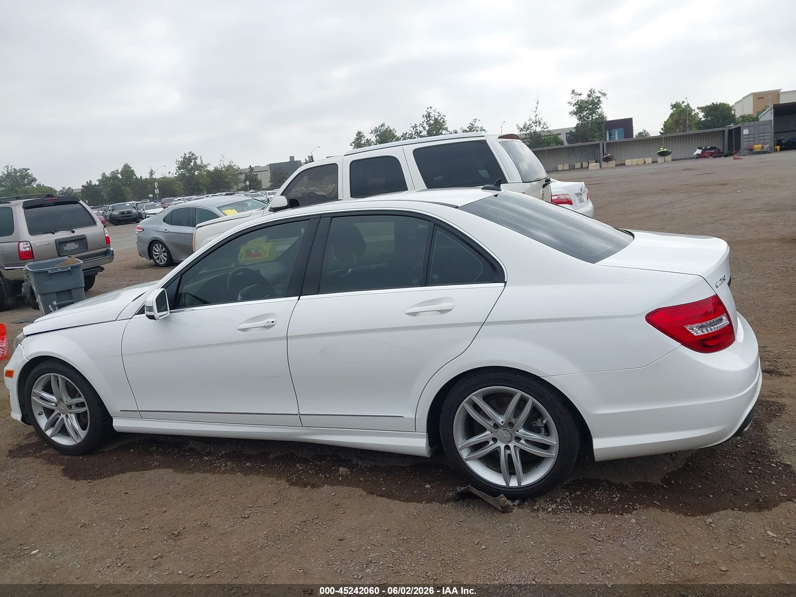 2014 Mercedes-benz C 250 Sport White vin: WDDGF4HBXEG211950