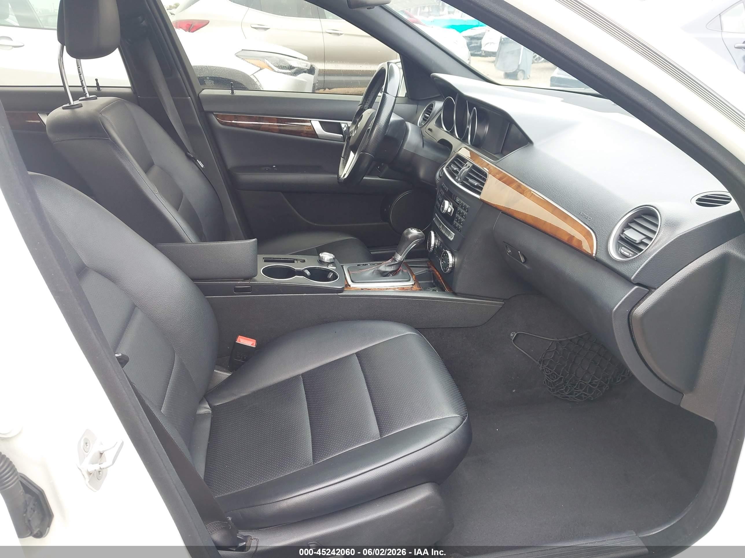 2014 Mercedes-benz C 250 Sport White vin: WDDGF4HBXEG211950
