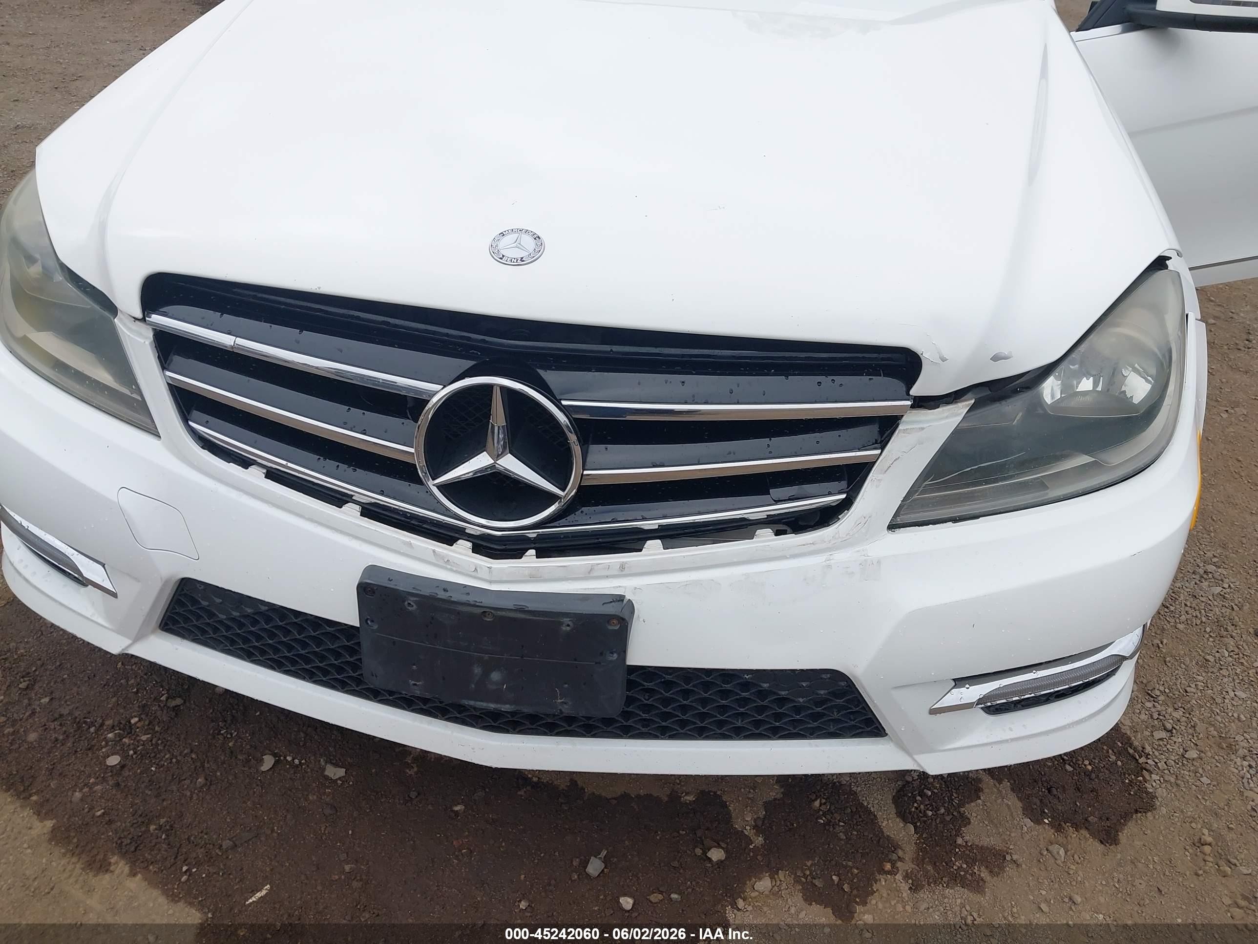 2014 Mercedes-benz C 250 Sport White vin: WDDGF4HBXEG211950