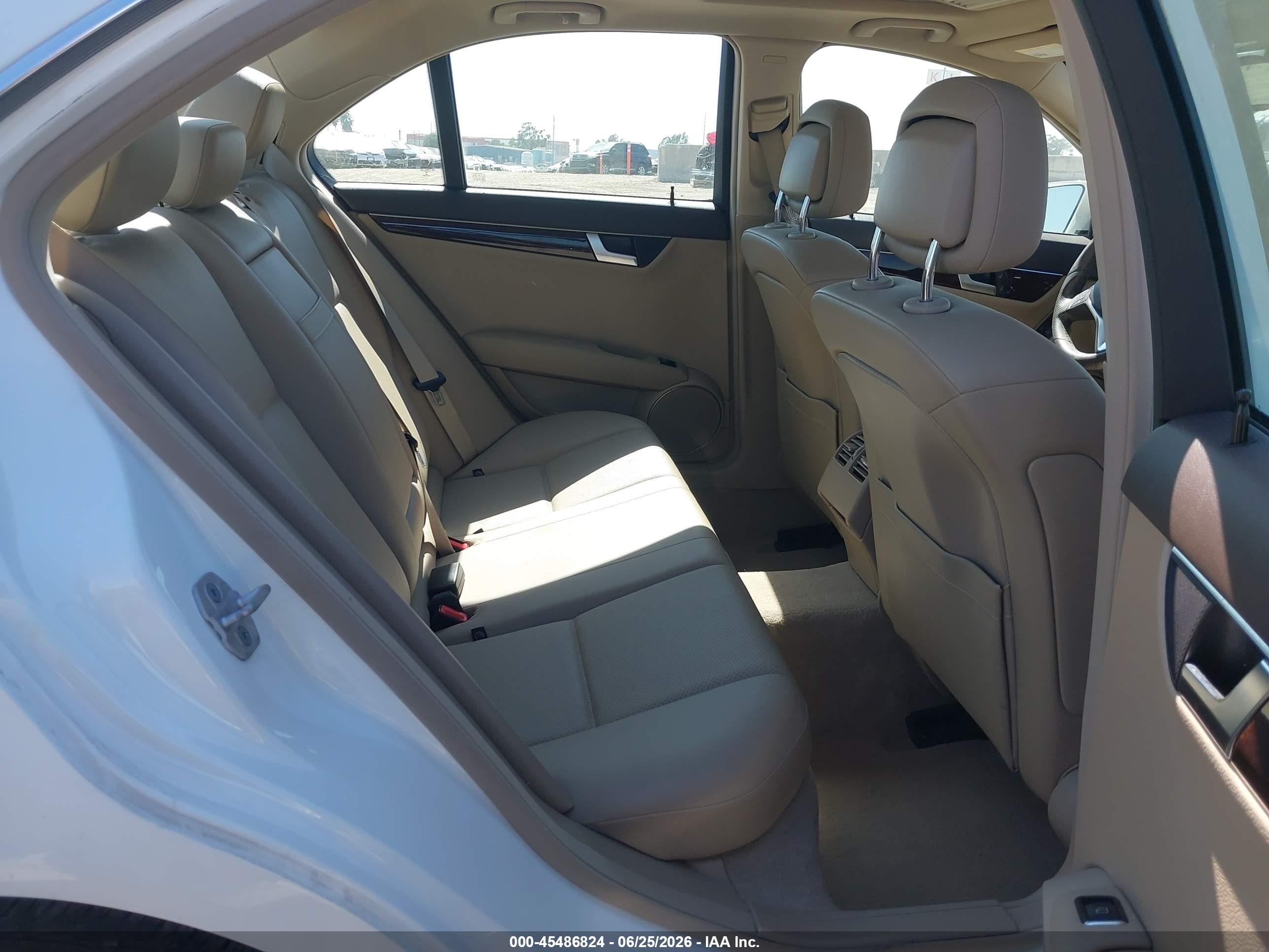 2014 Mercedes-benz C 250 Sport White vin: WDDGF4HBXEG219143