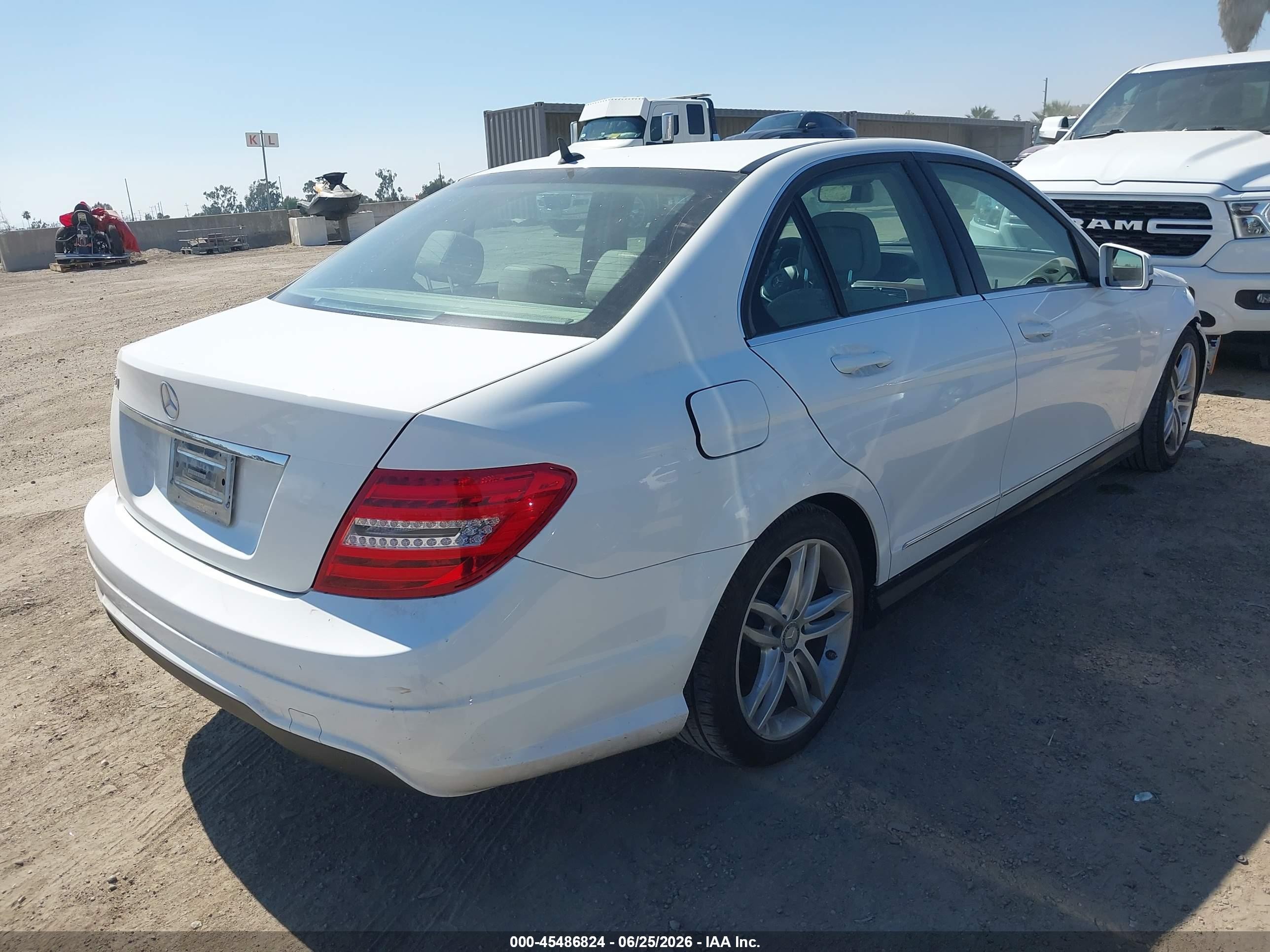 2014 Mercedes-benz C 250 Sport White vin: WDDGF4HBXEG219143